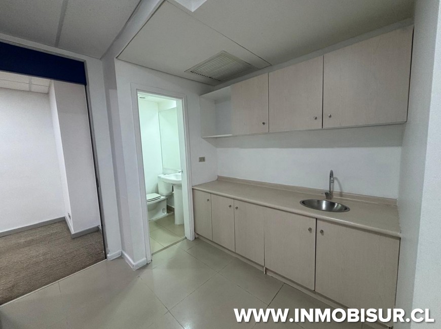 Arriendo en Puerto Montt | Amplia oficina en edificio de la Cámara Chilena De La Construcción