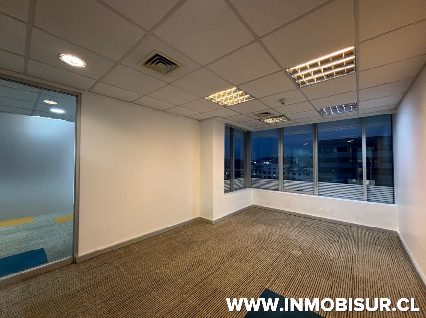 Arriendo en Puerto Montt | Amplia oficina en edificio de la Cámara Chilena De La Construcción