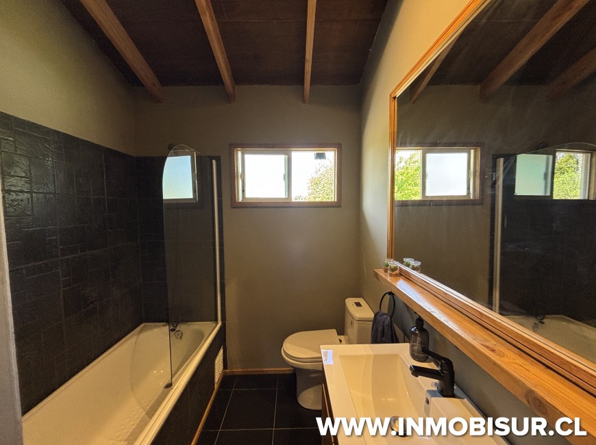 Venta en Puerto Varas | Casa en venta con 3 cabañas equipadas en parcelación los Canelos, Puerto Varas