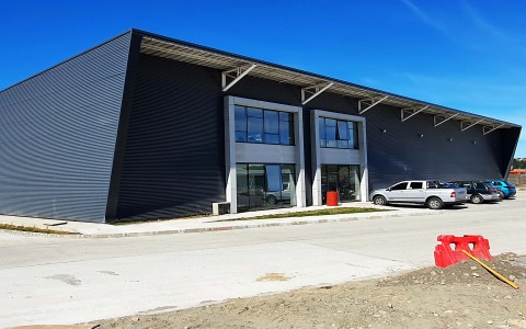 Arriendo en Puerto Montt | Amplia bodega en Centro industrial La Vara en 251 | Amplia bodega en Centro industrial La Vara