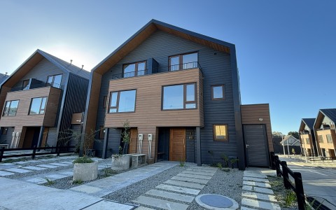 Venta en Puerto Varas | Espectaculares Townhouses en venta frente a la clínica de Puerto Varas, en 252 | Espectaculares Townhouses en venta frente a la clínica de Puerto Varas,